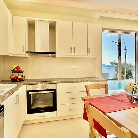 Smile With Private Pool By Dadovillas *